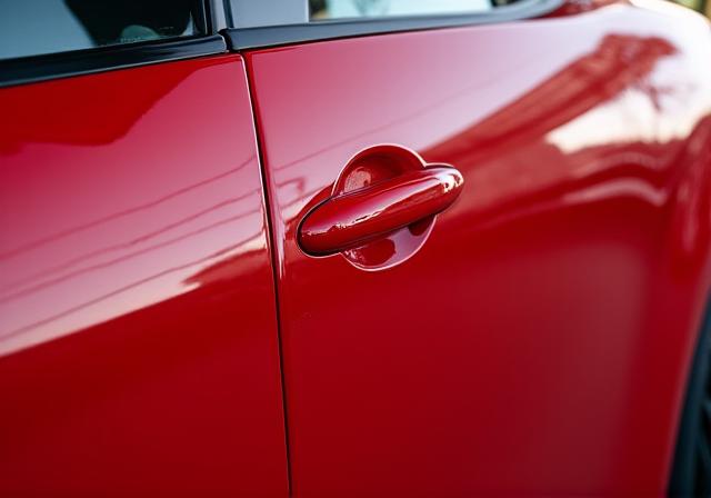 스크래치가 모두 제거되고 광택이 나는 자동차 도어 패널 (After)